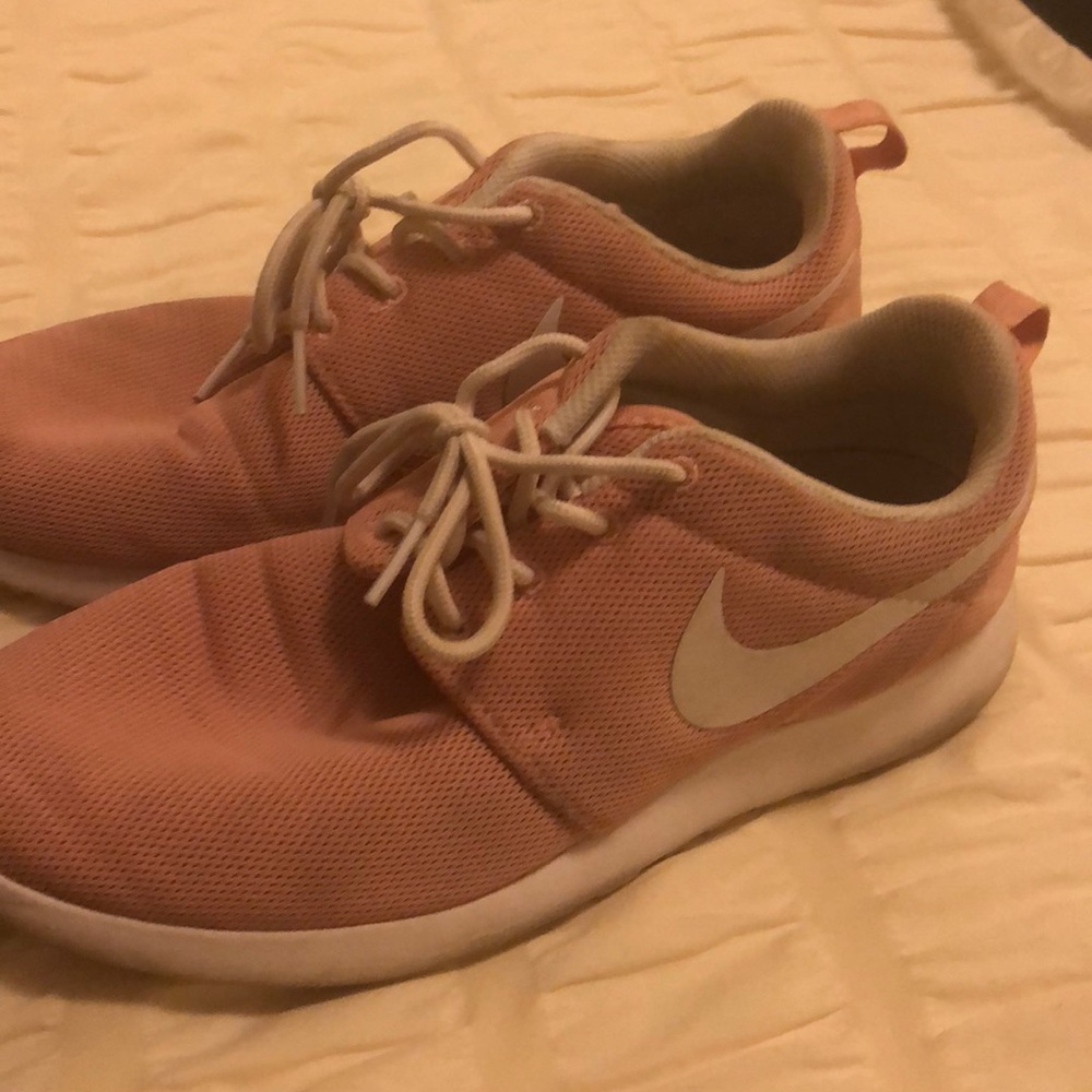 Pink nike roshe